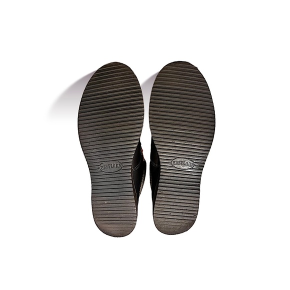 Eastland Butternut hiking boots with red shoestrings. - Picture 6 of 10